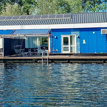 Botel Gorgeous Ship In With View 4*